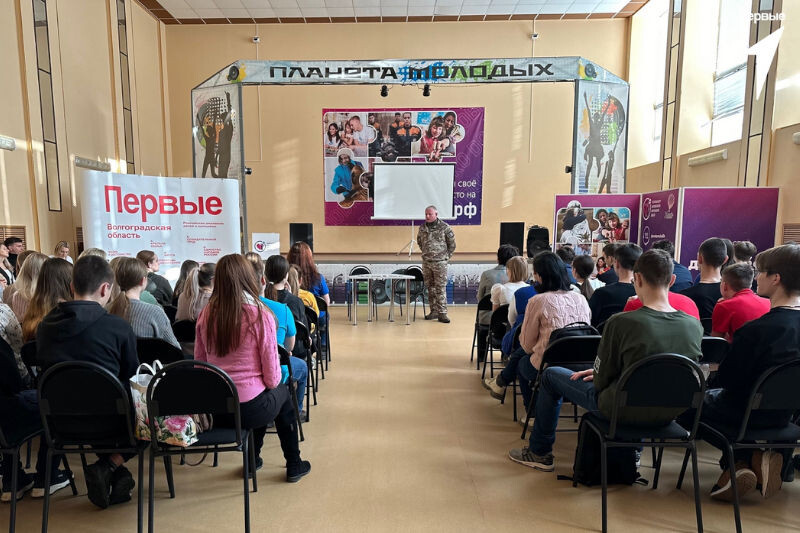    На встрече с участником СВО (фото: «Движение Первых» Камышин)