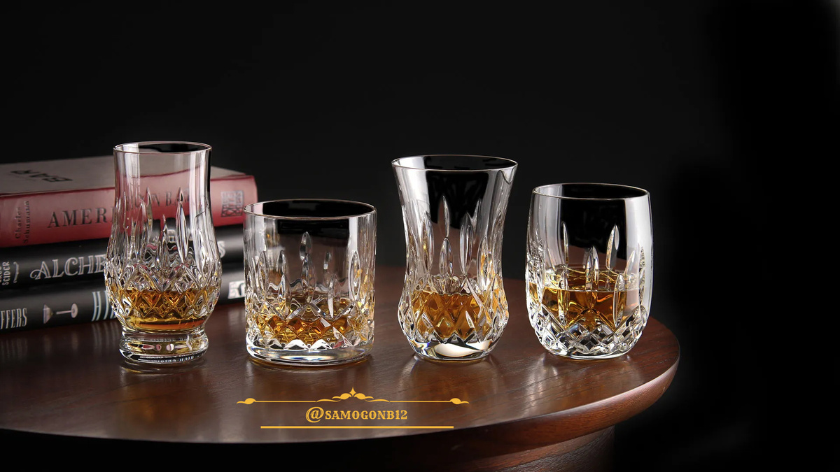Фото с бурбоном в раных бокалах. Для разбавления текста ©