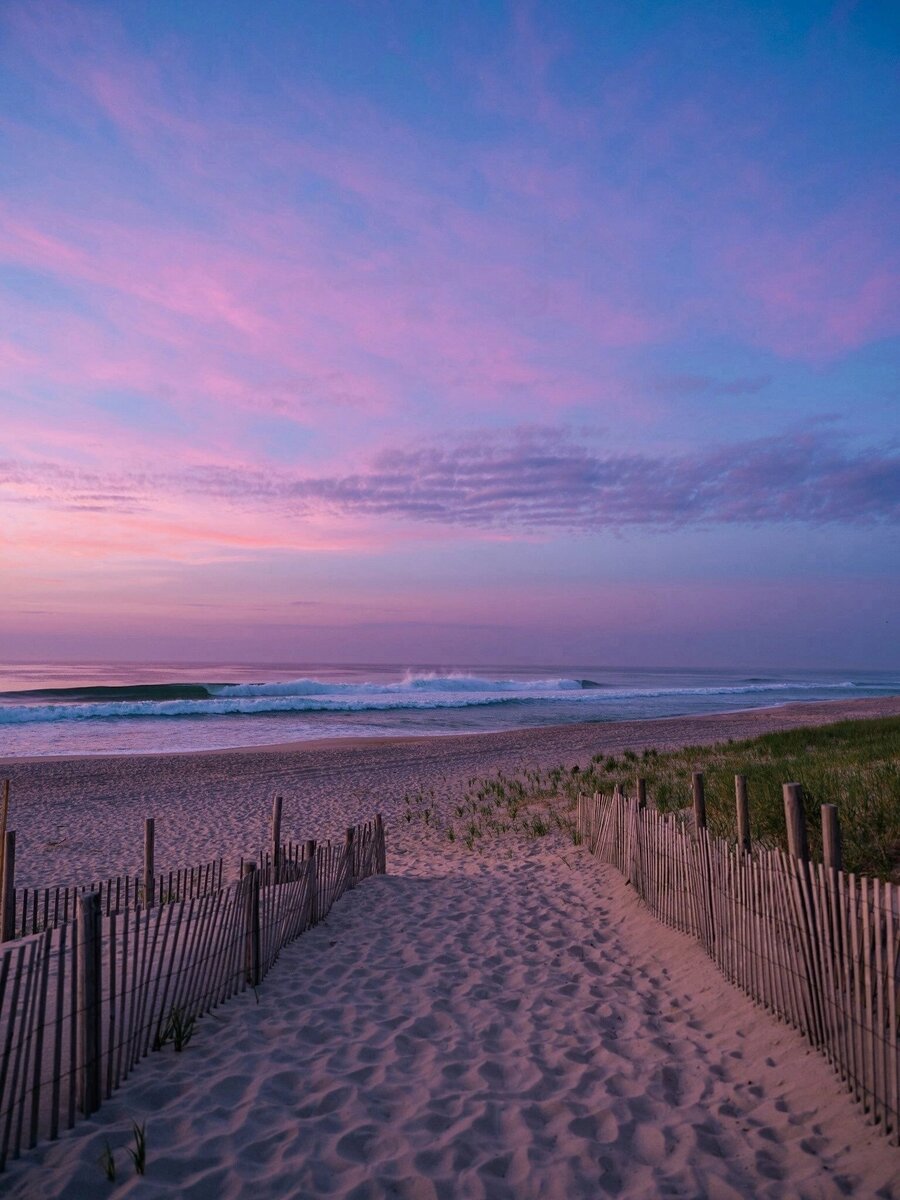 Моря — это обширные водные пространства, важные для экосистем и человечества. Они являются домом для многих видов животных и растений, регулируют климат и служат маршрутом для международной торговли. В то же время моря сталкиваются с угрозами, такими как загрязнение и чрезмерная ловля рыбы. Защита морей и их ресурсов критически важна для устойчивого будущего нашей планеты.