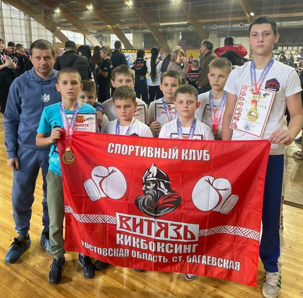 Лучшие кикбоксеры Багаевского района с тренером Дмитрием Марковым