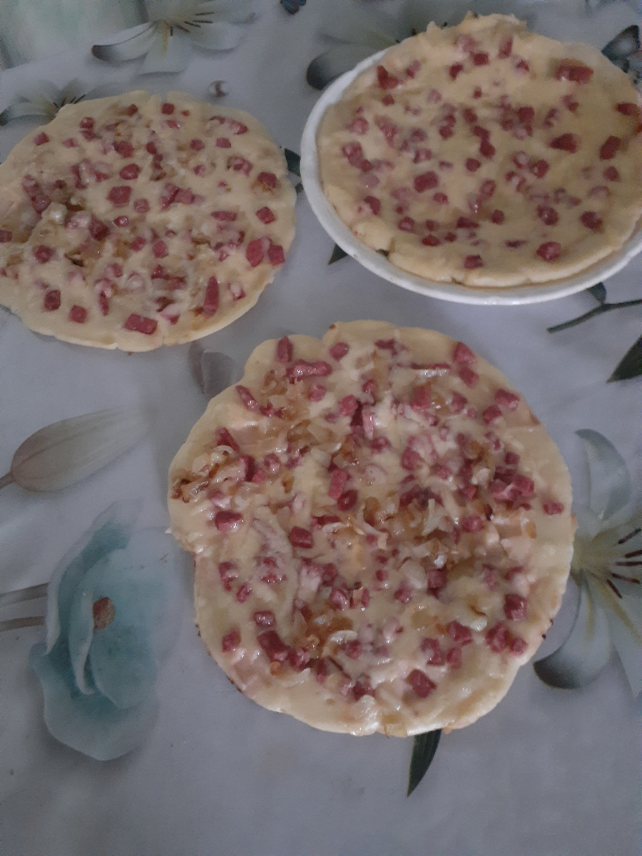 Сверху много твёрдого сыра(который, естественно расплавился).