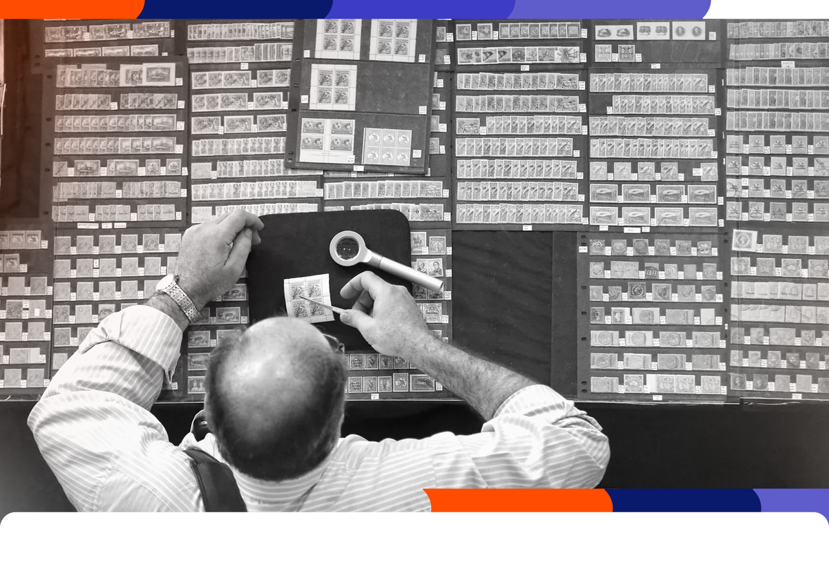 Филателист на выставке The World Stamp Expo в Мельбурне
Scott Barbour/Getty Images  