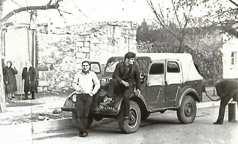 1970 год. Симферополь, ул.Козлова. Оказывали техподдержку коллеге, бензин закончился. Авторское фото М. В. Коваленко.  Серёгу Рудковского это событие развеселило..