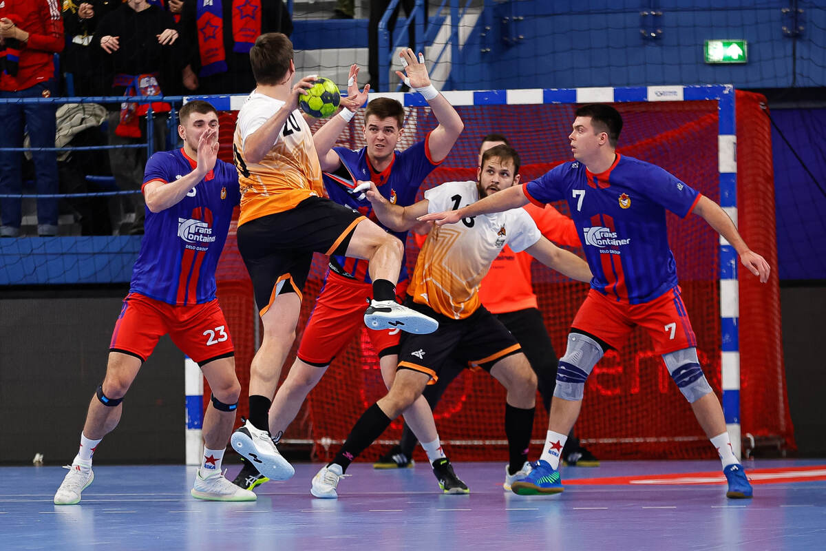    Московский матч этих команд завершился сенсационной победой уральцев