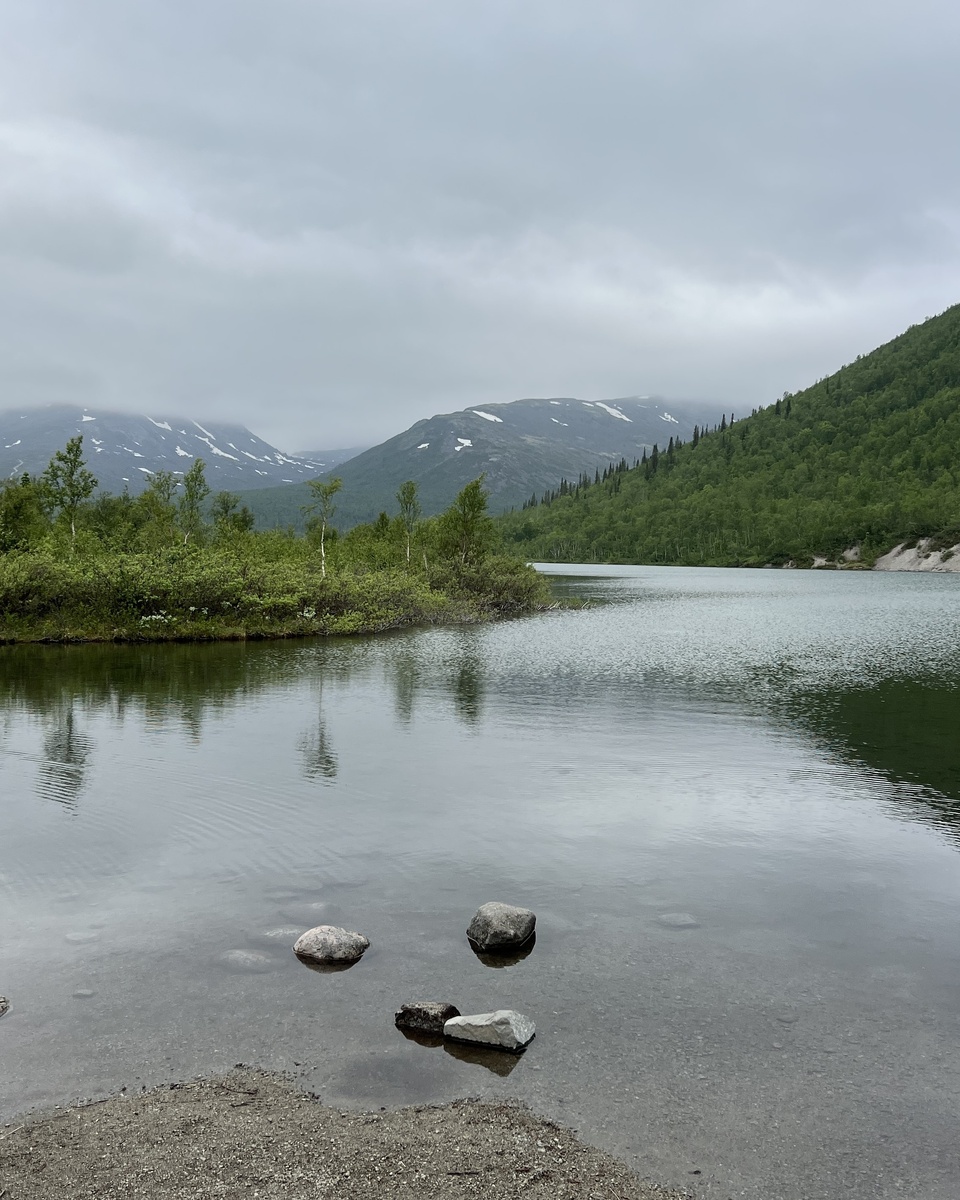 Хибины летом и озеро Малый Вудьявр. Прекрасная северная природа.
