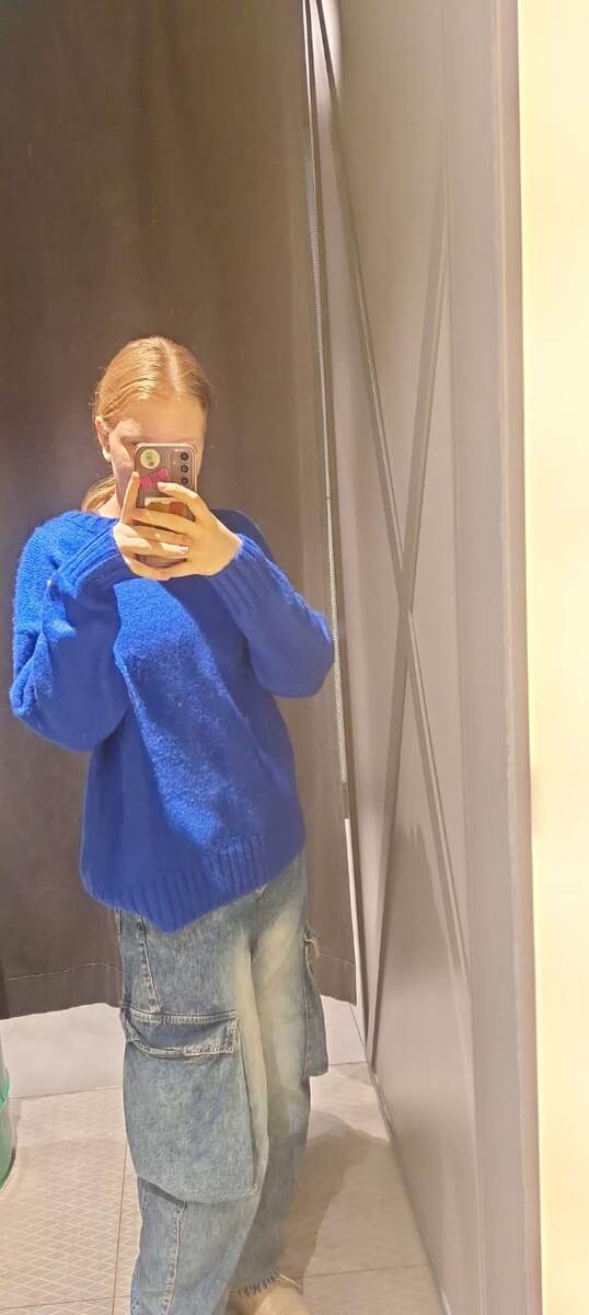 Купила яркий свитер на фотоссесию 