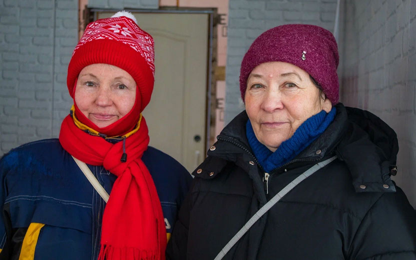  Валентина (слева) и Нурья (справа) – «Серебряные» волонтеры. Валентина помогает организовывать мероприятия уже семь лет. Спорт она полюбила, выйдя на пенсию. Нурья волонтерит второй год, до этого занималась лыжами. Фото: Данил Иванов