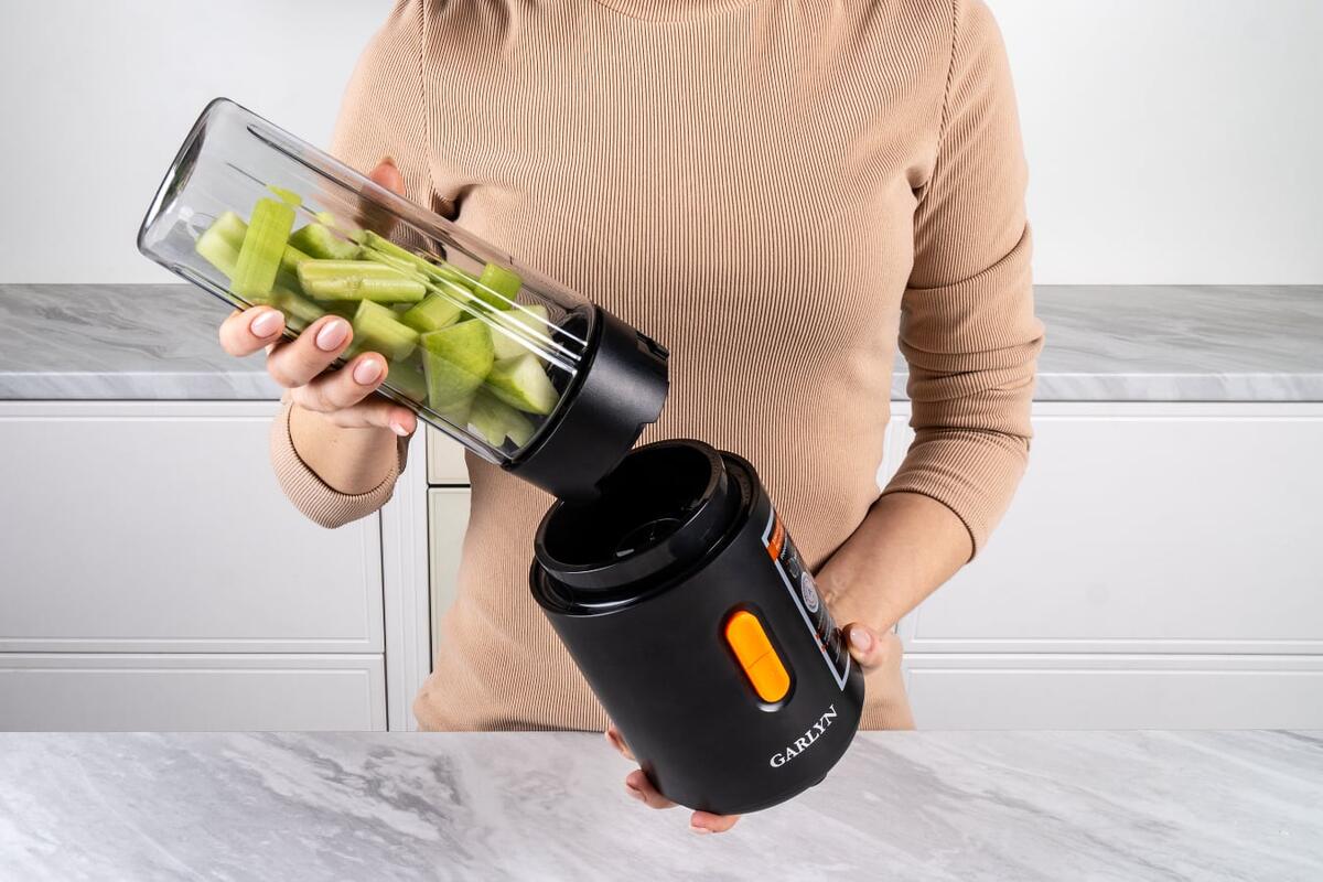 Портативный блендер Garlyn FreedomCook sb1 размером как обычная спортивная бутылка для воды