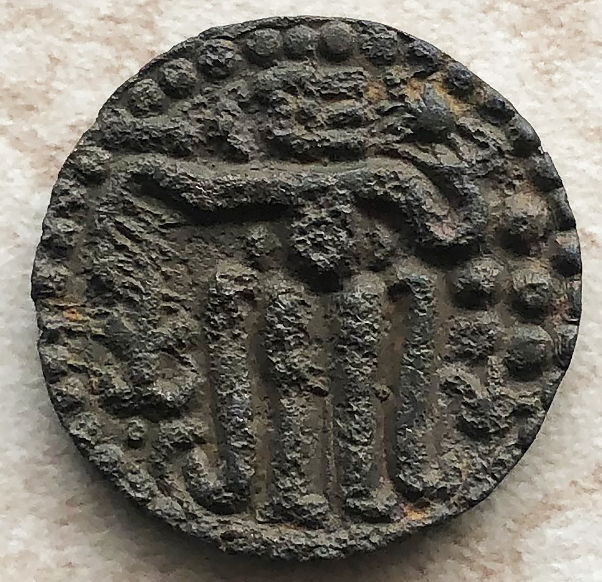 Империя Чола медная монета предположительно 10 века. Фото автора. 