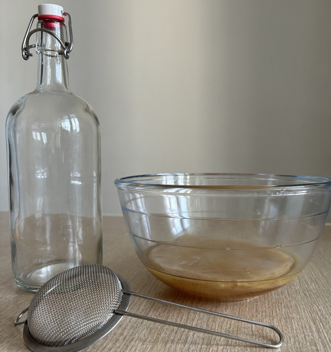 Бугельная бутылка и чайный гриб в чаше