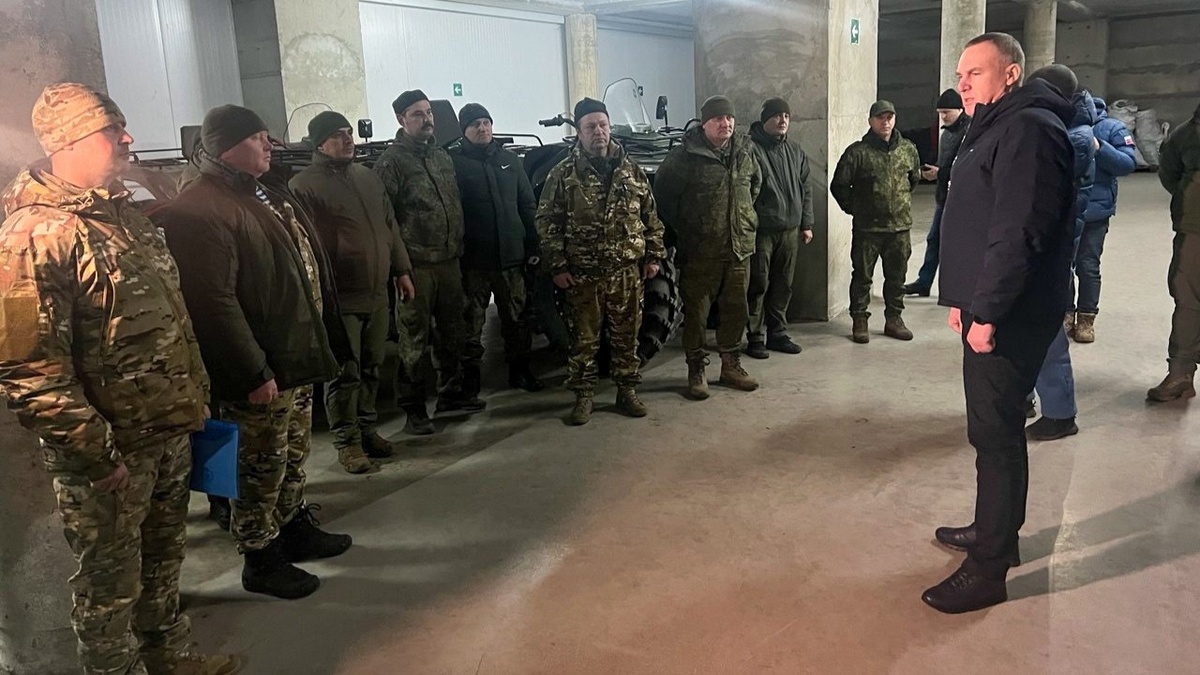    Бойцы поблагодарили Руслана Кухарука за полученный груз