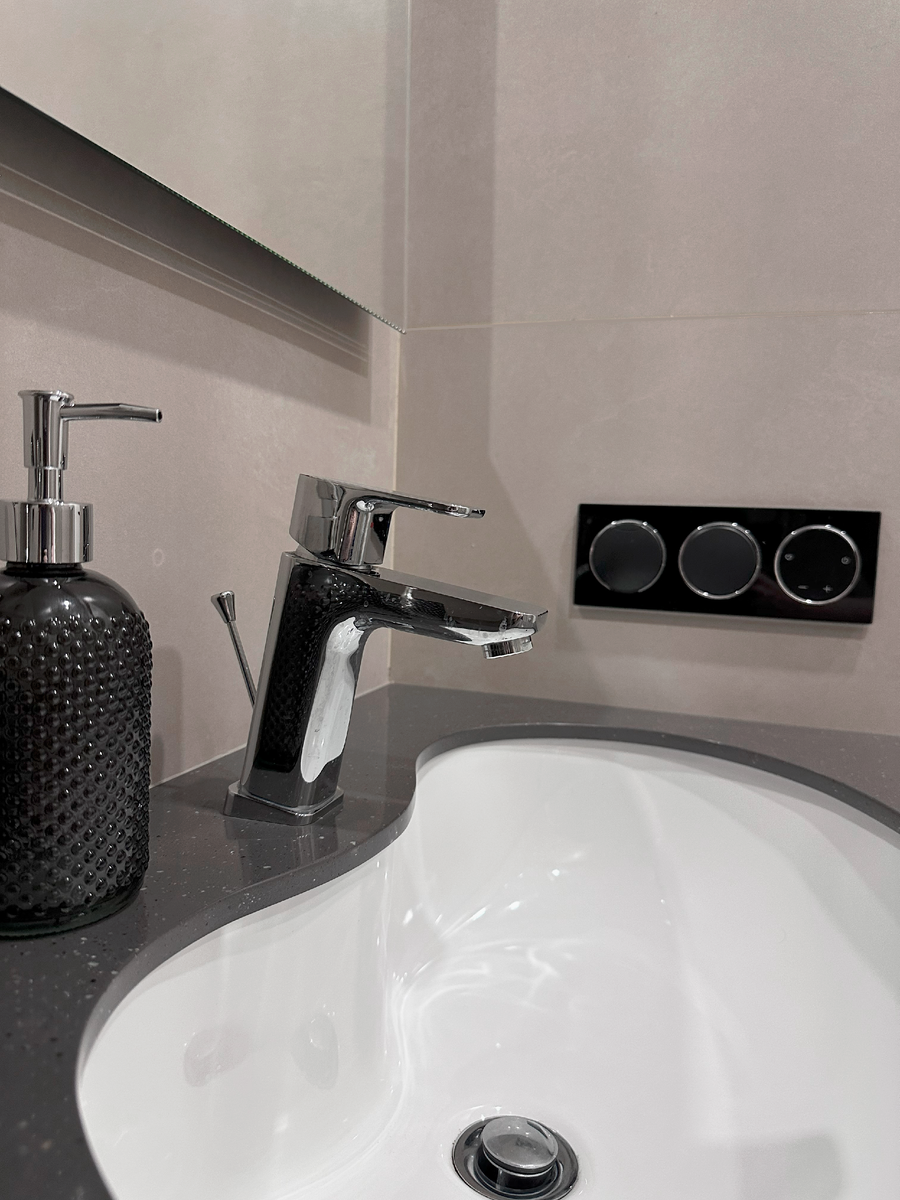 Раковина с подклейкой снизу. Аккуратно вырезана столешница по форме раковины