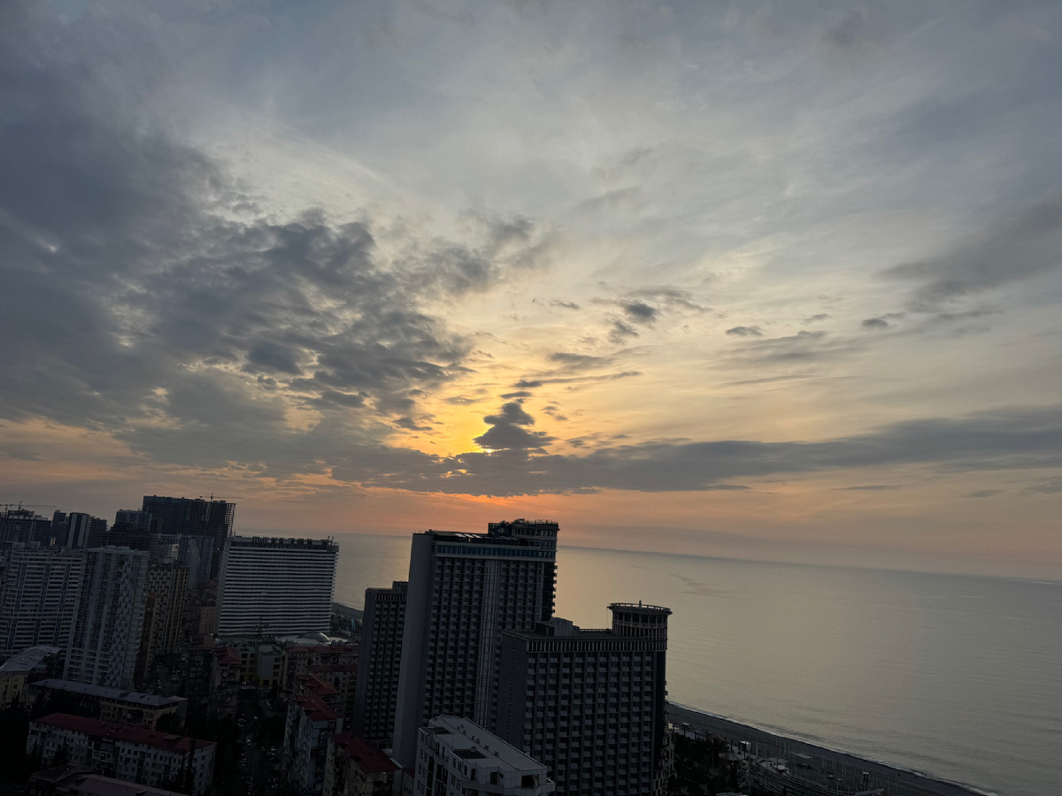 "Китайский темпель ( пагода)" на небе. Фото наше.