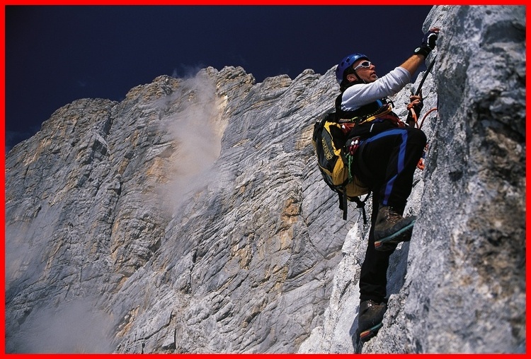 Максим вспомнил, как в студенческие годы пробовал заниматься альпинизмом и скалолазанием, да, карабкаться по отвесному склону было очень тяжело физически, но сейчас было тяжелее морально.