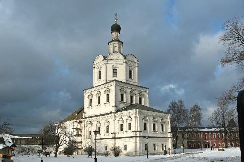 Спассо-Андронников монастырь. В нем стоит самый древний храм Спасский собор.