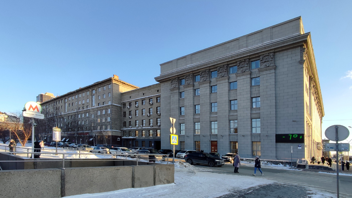 Мэрия - это суровое серое здание на площади Ленина. Все, как полагается 😸