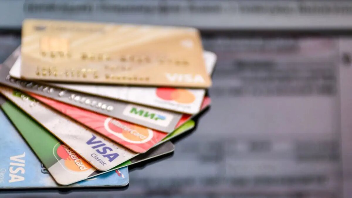    Пластиковые карты Visa и Mastercard.