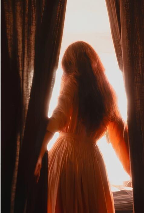 Девушка в окне. Фото из открытого доступа.