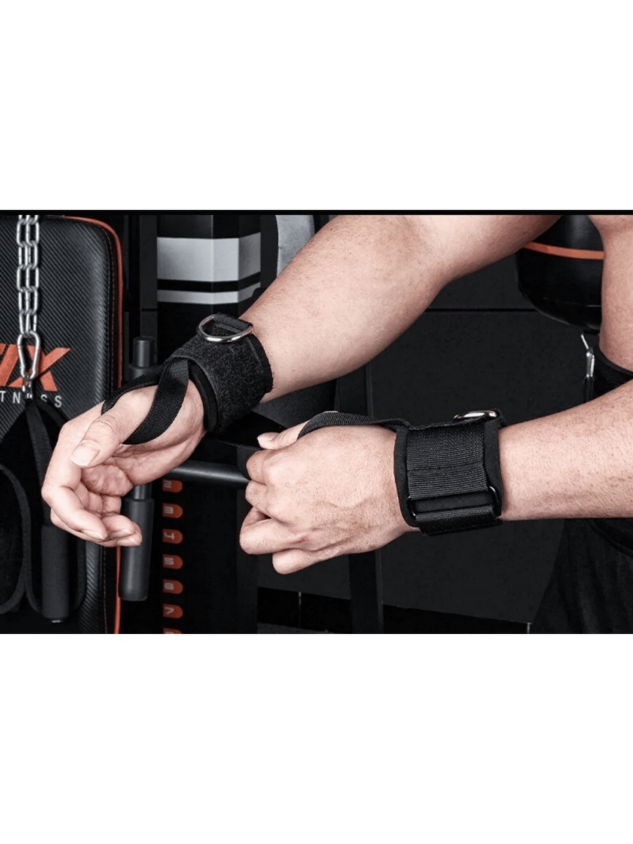 Крепко, но не перетягивая руку закрепите липучкой на запастье руки-ремень для рук, обратите внимание, что на каждом ремне есть крепление для большого пальца.