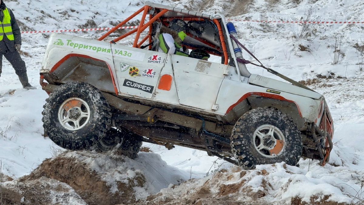 УАЗ Хантер ТР2 в секции джип-триала «Лебёдушкино озеро»