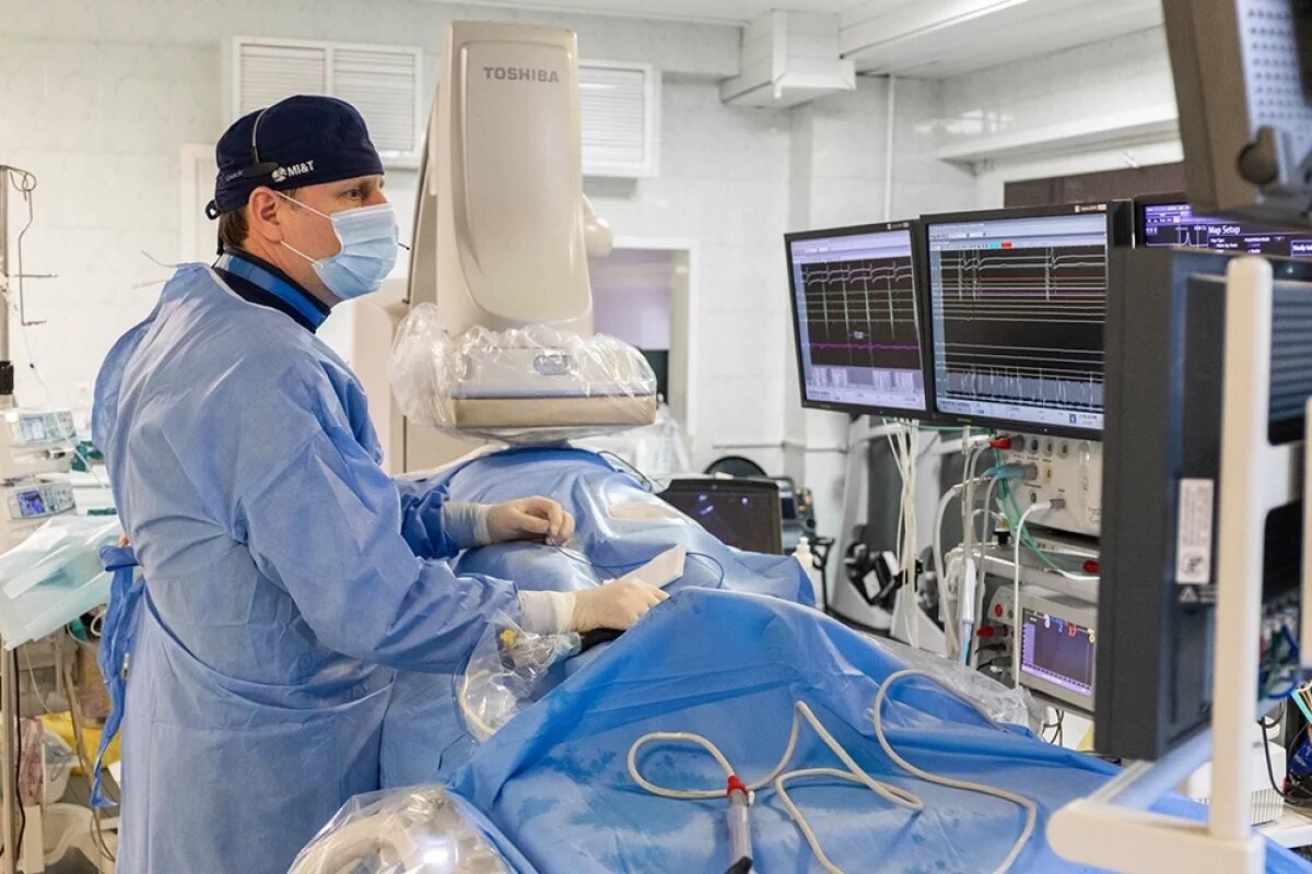    Заведующий отделением аритмологии ГКБ имени Буянова Илья Ильич во время операции у Андрея Петрухина.