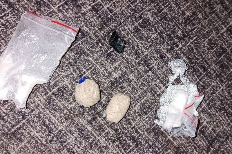    Полицейские заметили злоумышленников на Любецкой: мужчина пытался что-то спрятать у одного из домов,