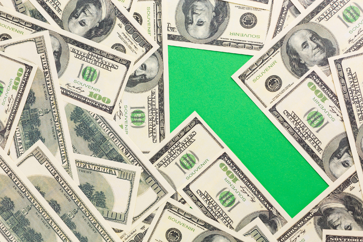 <a href="https://ru.freepik.com/free-photo/top-view-arrow-showing-increase-with-banknotes_7412499.htm#fromView=search&page=1&position=17&uuid=c4c83906-5609-4bc9-a525-86693cac8ba5&query=%D0%B4%D0%BE%D0%BB%D0%BB%D0%B0%D1%80">Изображение от freepik</a>