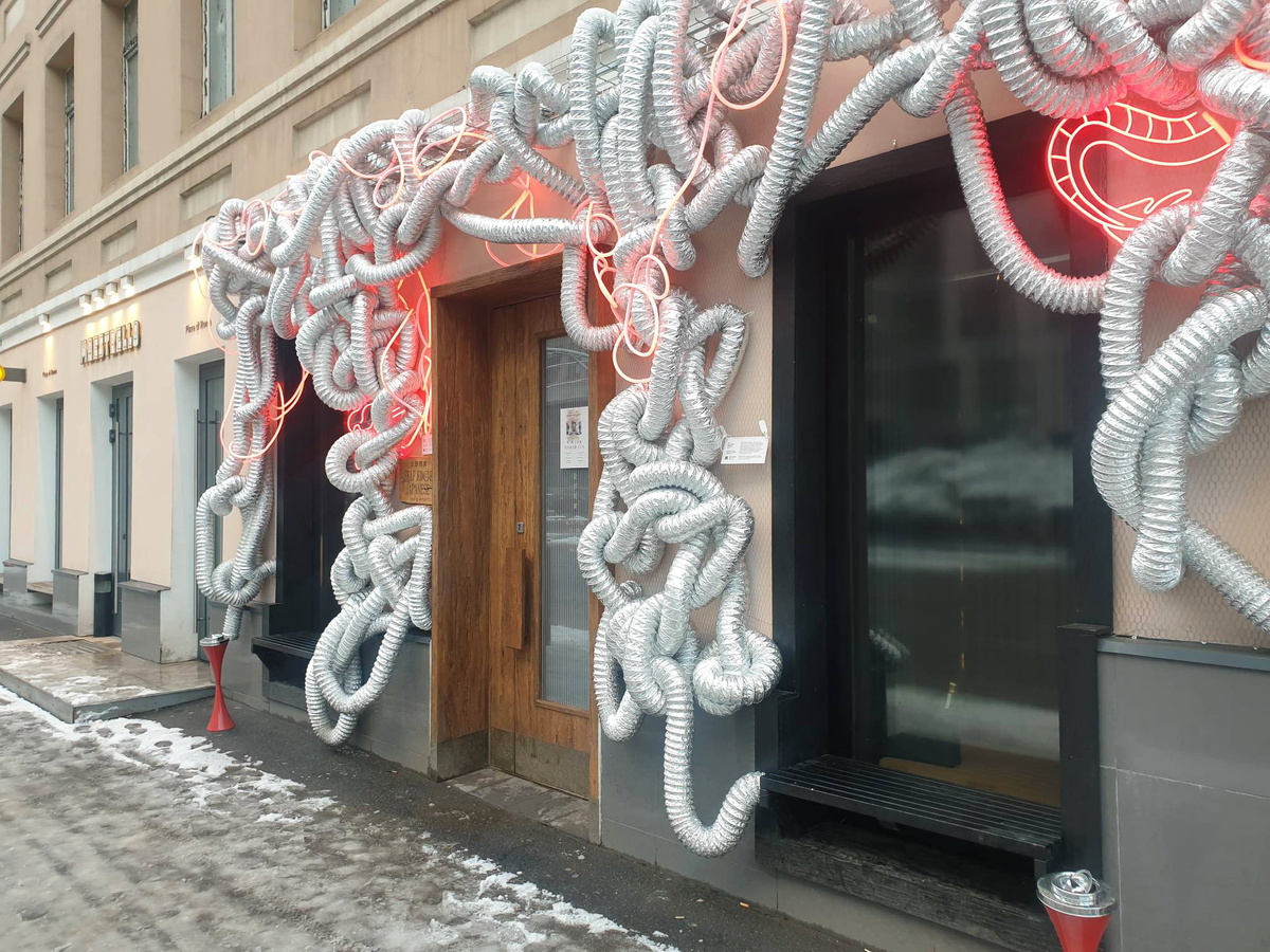 Вход в японский ресторан Self Edge Japanese