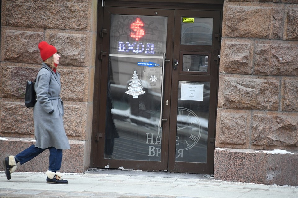    Доллар продолжил падение — за одного «зеленого» Центробанк дает уже 90,31 рубль — на 12,5 рублей (или 12,16%) дешевле, чем месяц назад. Михаил ФРОЛОВ