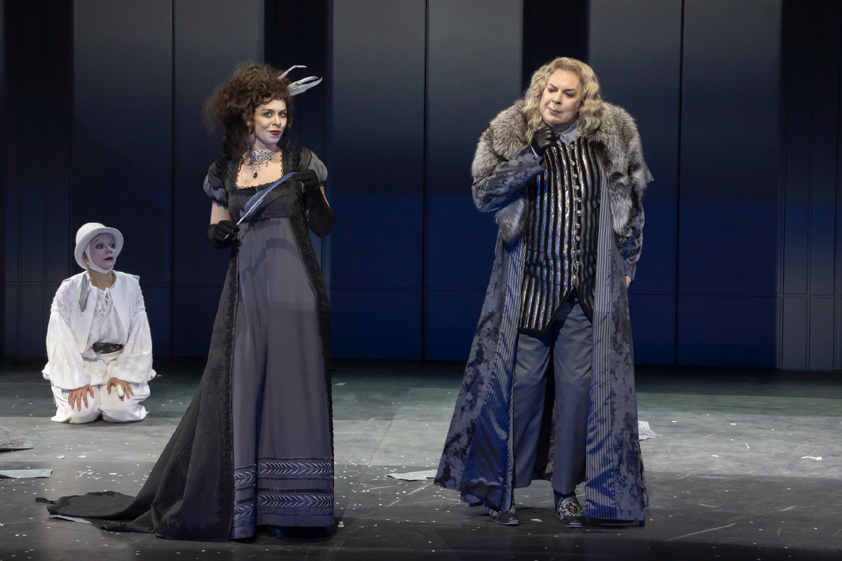 Александра Стрельцина (Пуф), Мария Волкова (Коринна Дегоде) и Владислав Демченко (граф де Мариньян). Фото Валерия Мясникова.