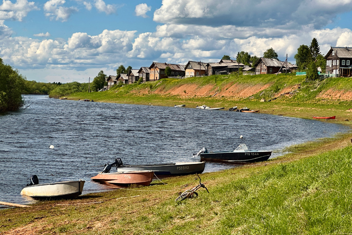 вид на деревню с реки