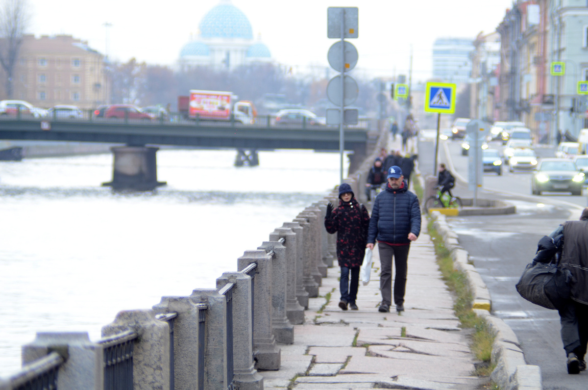 Когда мужчина спустился к воде, он поскользнулся и упал в Неву.  Фото: Фото: ФедералПресс / Татьяна Буторина