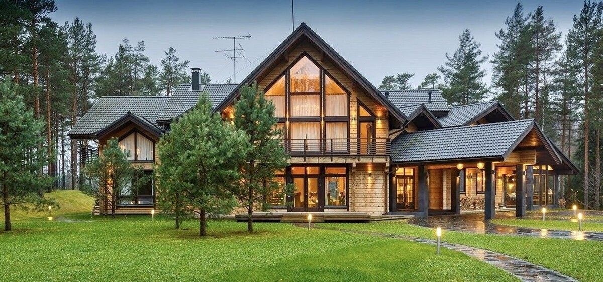 Дубовые окна в частном деревянном доме 