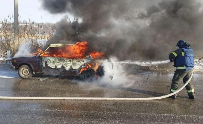 на Васильевской трассе в результате террористического акта со стороны ВСУ пострадал гражданский автомобиль, источник – Телеграм-канал Днепровский Рубеж