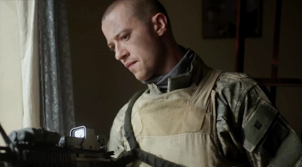     Кадр из фильма «Под огнем» (2025)