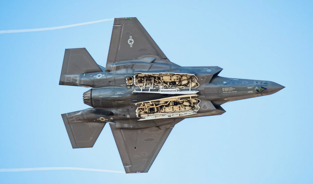 В составе израильских ВВС самолёт чаще всего летает в так называемом "режиме зверя", то есть с оружием на внешней подвеске. Непонятно тогда, зачем городить огород с мнимой невидимостью, на которую пошли основные деньги проекта. Фото ВВС США