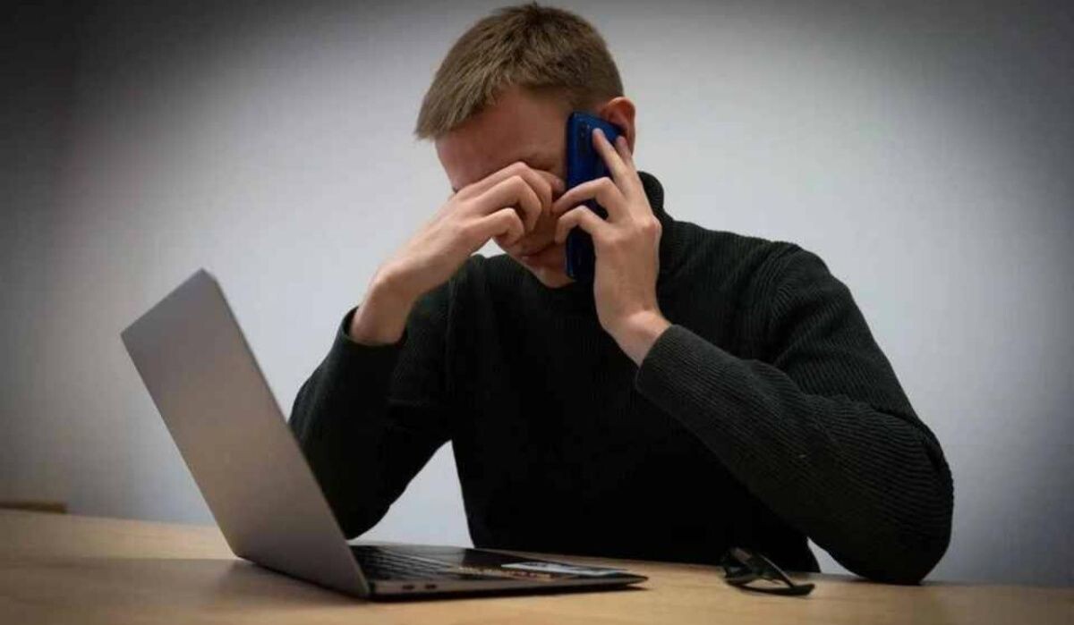     Мужчина с телефоном и ноутбуком. Источник: kp.ru Автор фото: Юлия Пыхалова