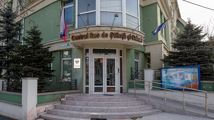 "Русский дом" в Кишинёве прикрыть можно. Но Русский мир не прикроешь! Фото: Ducu Rodionoff/Shutterstuck