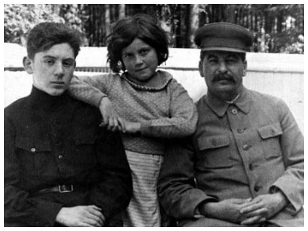Иосиф Виссарионович с детьми от второго брака: сын Василий и дочь Светлана.