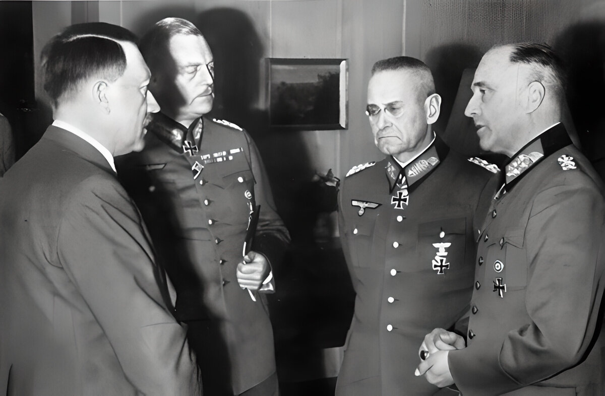 Адольф Гитлер, фельдмаршал Вильгельм Кейтель, генерал-полковник Франц Гальдер, фельдмаршал Вальтер фон Браухич