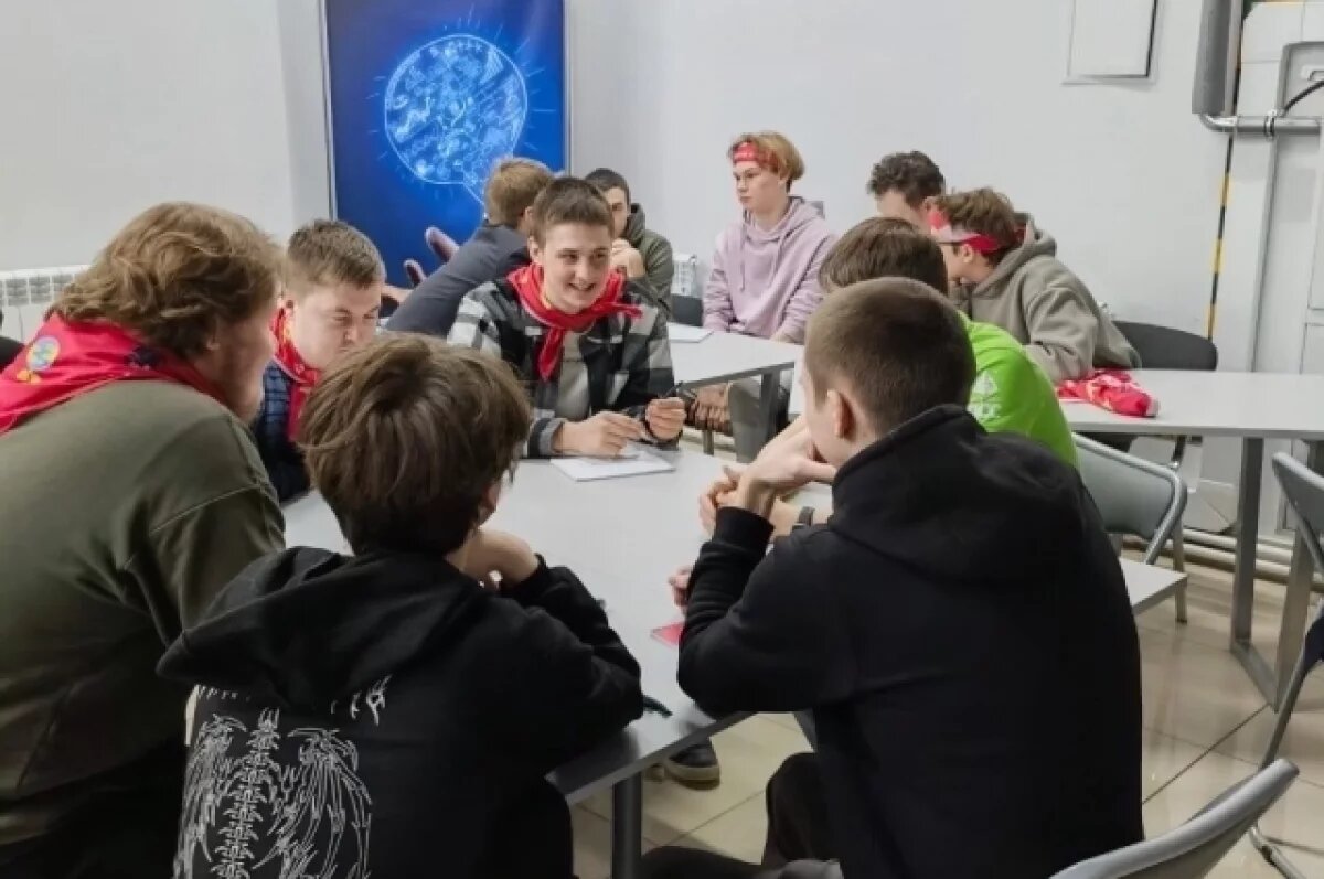    Ребята разбились на команды и решали кейсы