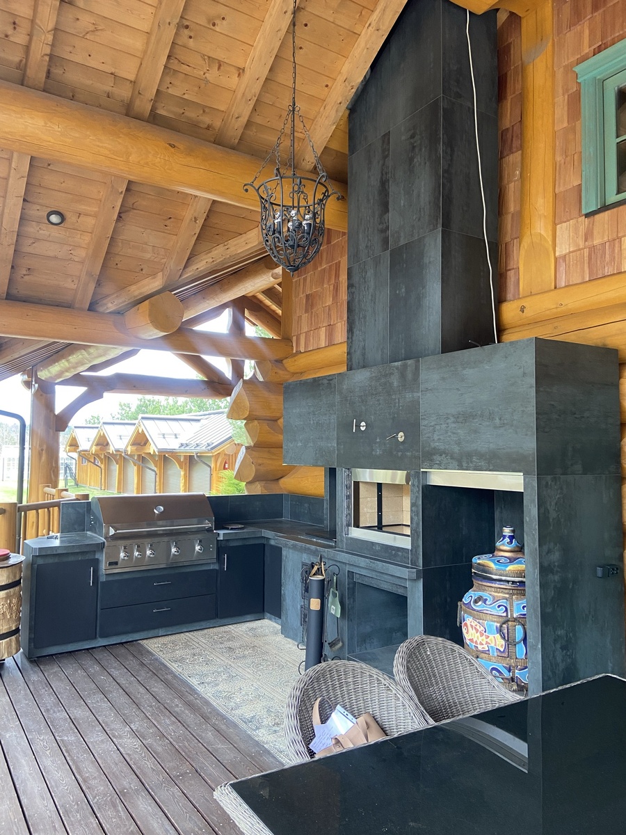 Барбекю комплекс в открытой беседке с дизайнерским тандыром.