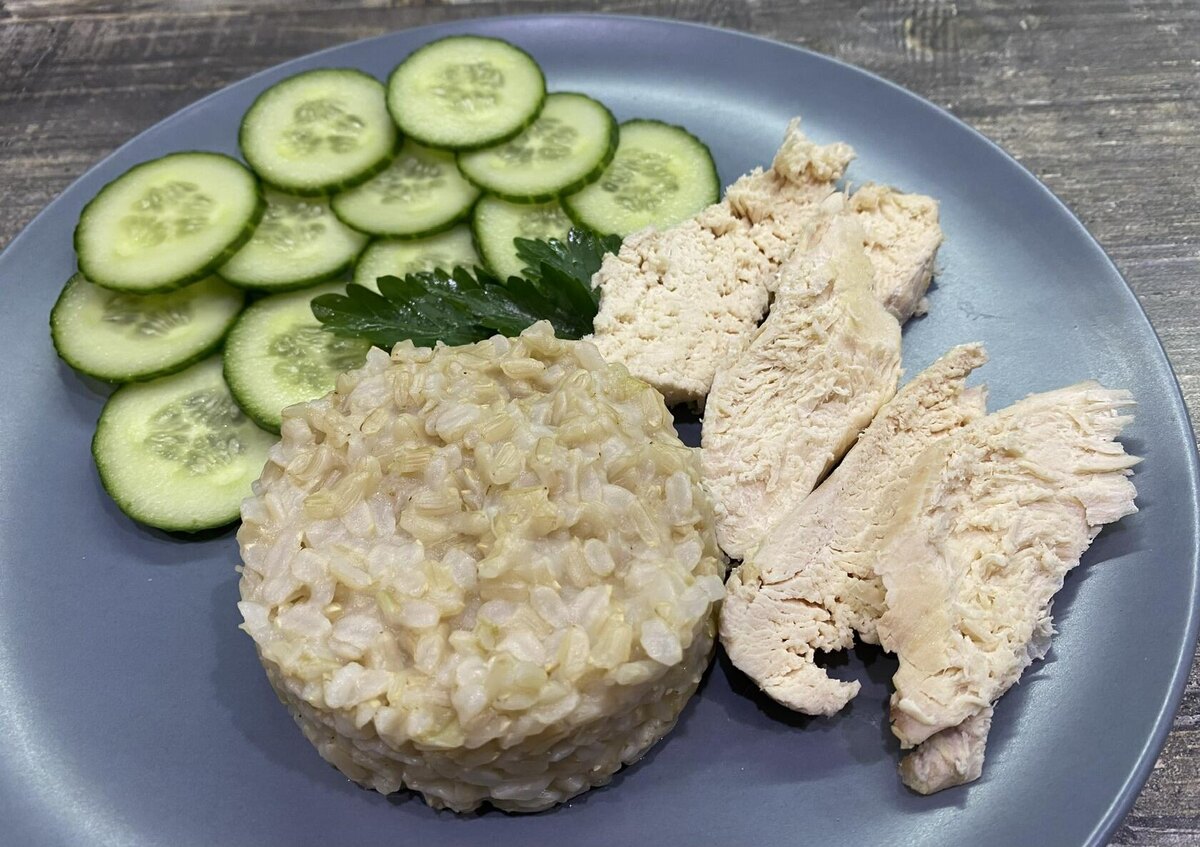 Ужин: нешлифованный рис, отварная курица, огурцы. Фото автора