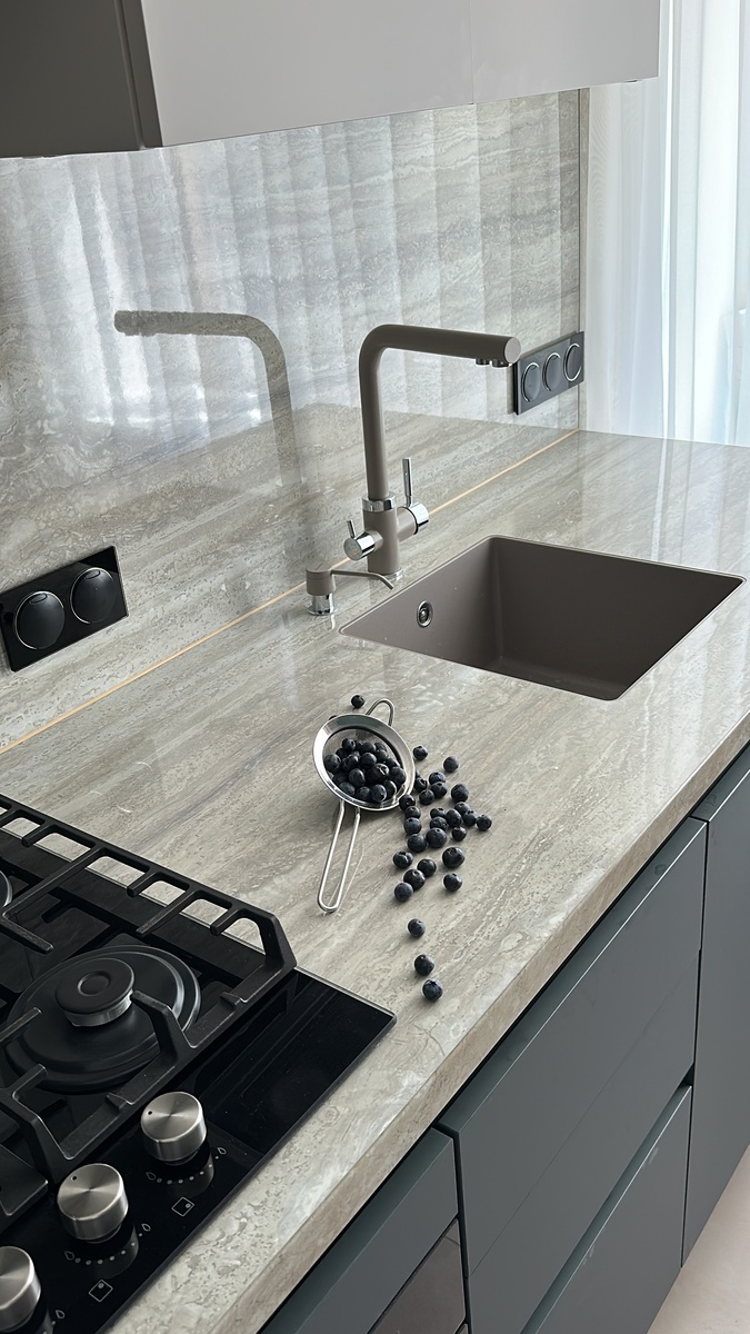 Кухня из моего реализованного проекта в Санкт-Петербурге. Рисунок - имитация травертина