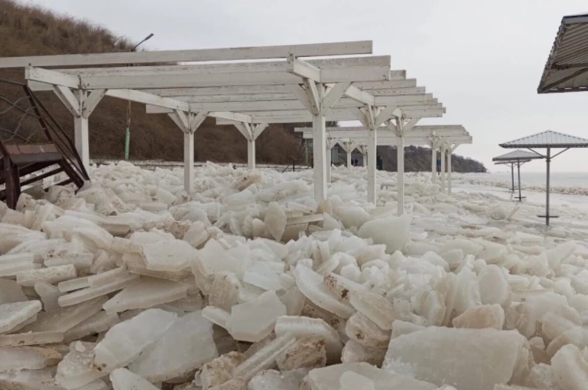    У жителей Таганрога появилось новое увлечение гулять по льду