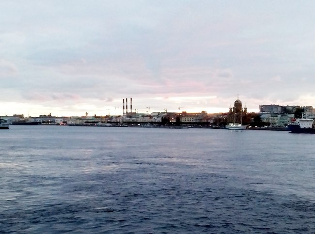 Вид на Большую Неву с набережной Лейтенанта Шмидта /фото из личного архива, 2017/