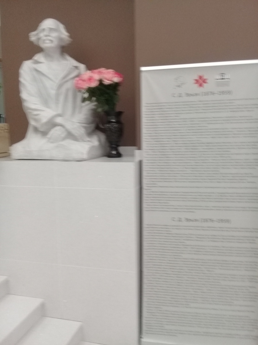 Бюст Эрьзи встречает посетителей саранского музея (фото автора - 2024)