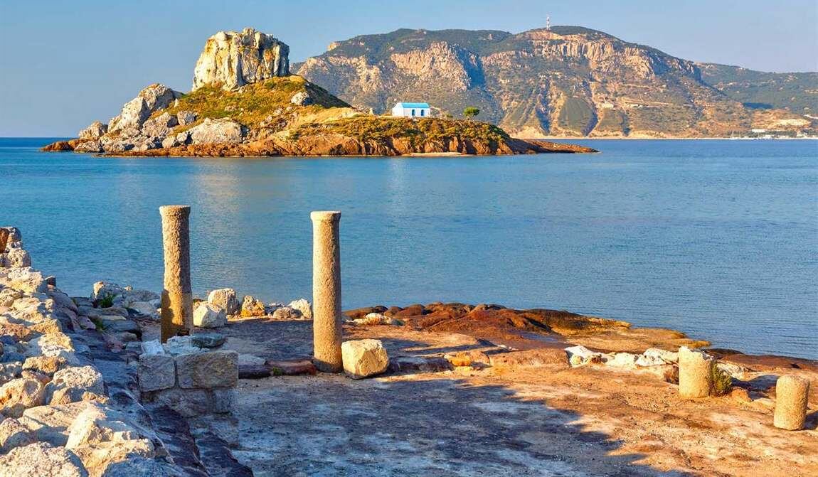 Древние руины на фоне Эгейского моря