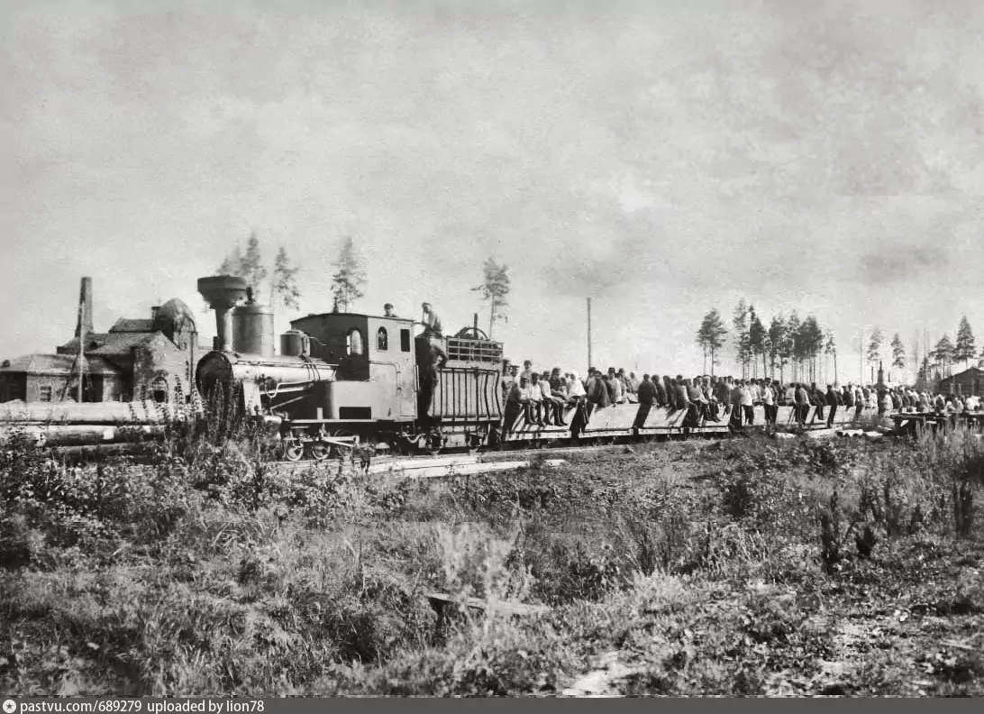 Поезд с рабочими-торфяниками около подмосковного посёлка Шатураторф, 1925-1950. С сайта www.pastvu.com.