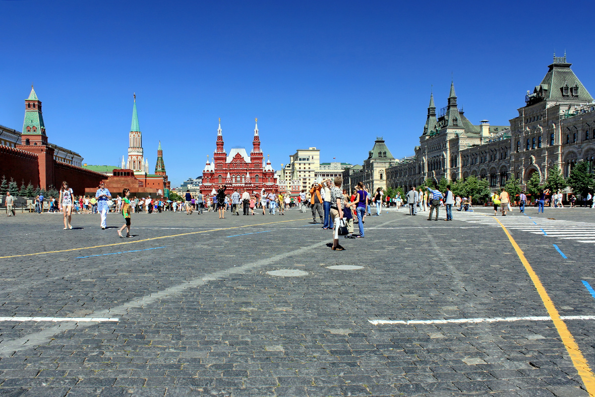 Красная площадь 30 июня 2010 года. В этот день было прохладнее, +25. А вот перед этим почти неделю стояла 30-градусная жара. Фото отсюда: https://commons.wikimedia.org.